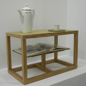 Tavolino in legno con ripiano per interni contemporanei.