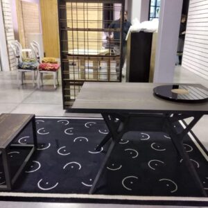 tavolo moderno e minimalista con vassoio di vetro