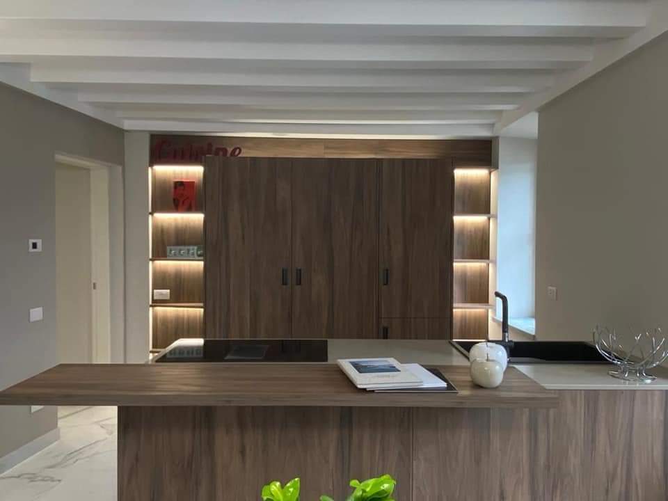 cucina sul misura illuminata
