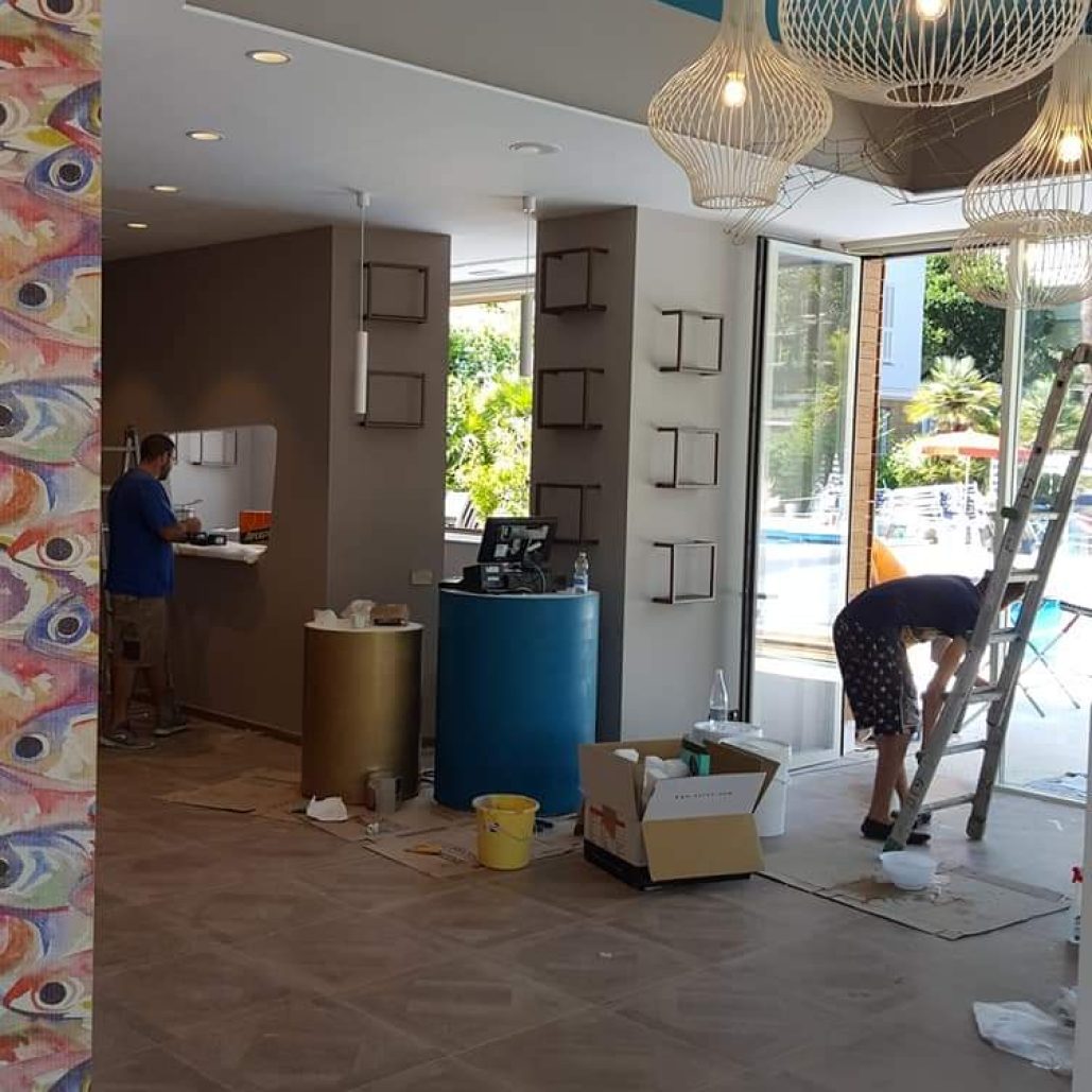 Decorazioni interne con lampadari moderni e pareti a tema in un ambiente luminoso