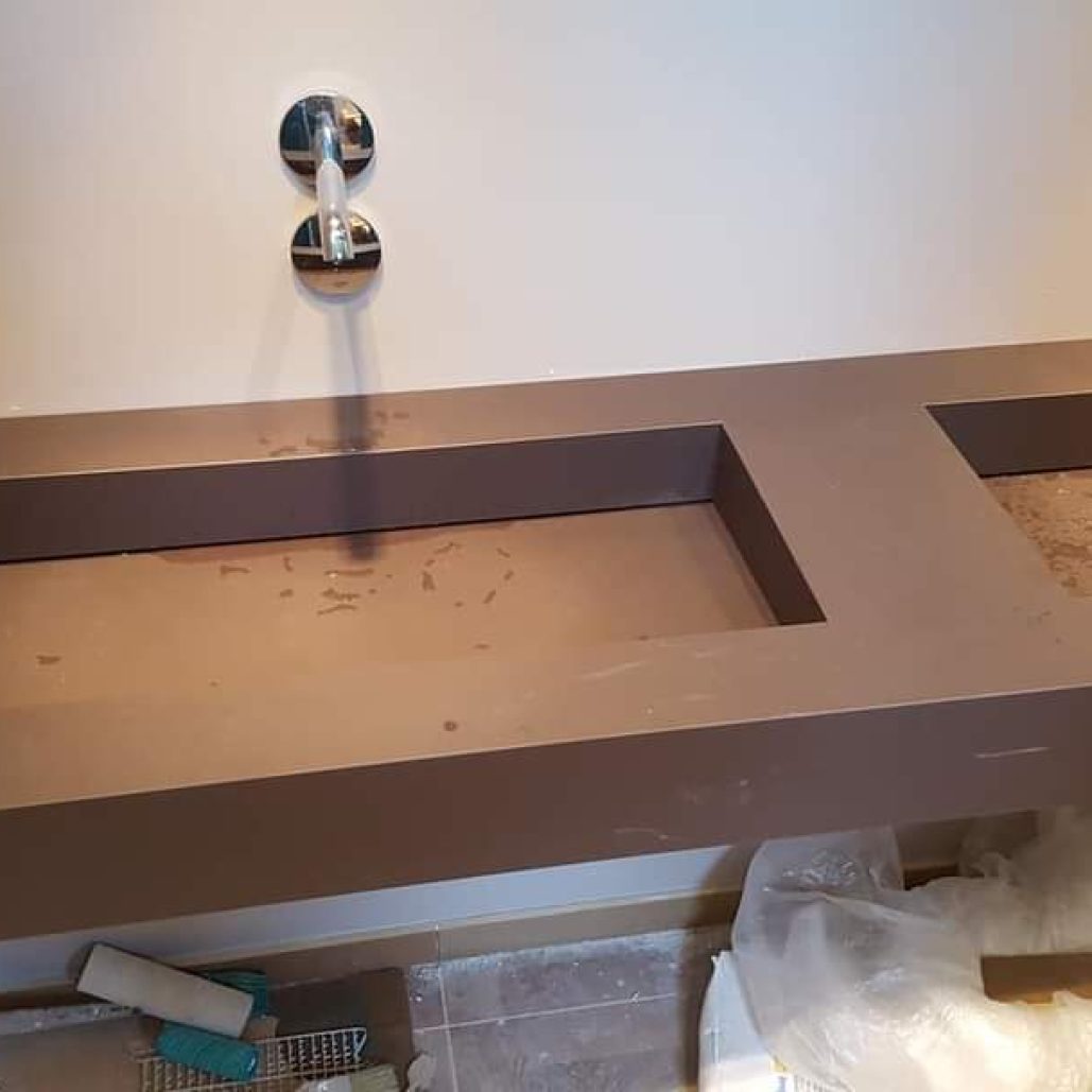 Lavabi moderni con ripiani in legno naturale e specchi rotondi in un bagno elegante.