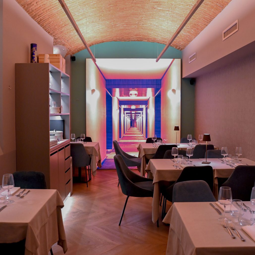 Dettaglio di tavoli e sedie personalizzati in un ristorante moderno.