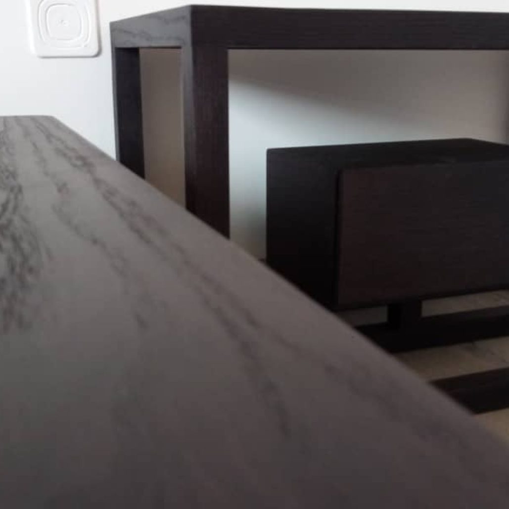 Dettaglio della superficie e struttura del tavolo nero in legno.