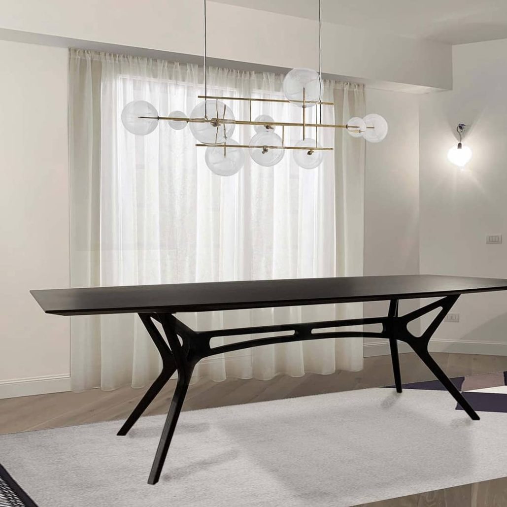 avolo minimalista in legno nero per interni moderni.