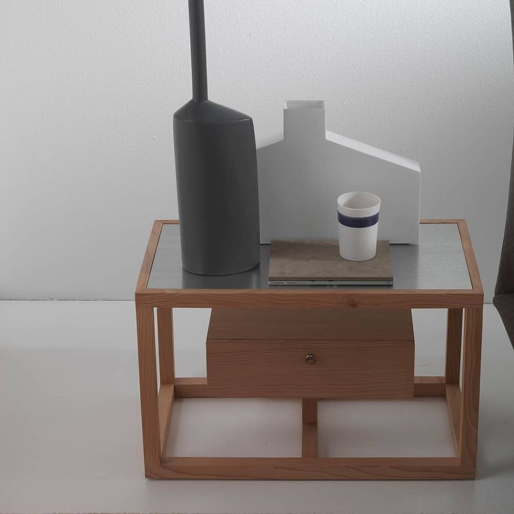 Tavolino in legno e vetro dal design moderno e artigianale.