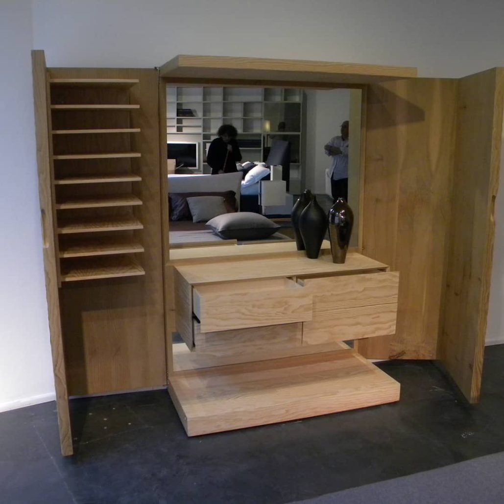 Mobile in legno con specchio, design personalizzato per interni.