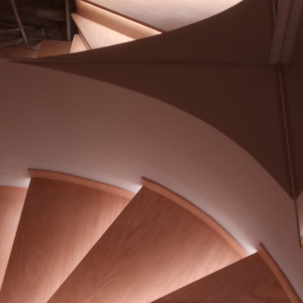 Scala vista dall'alto con gradini in legno e illuminazione a LED.
