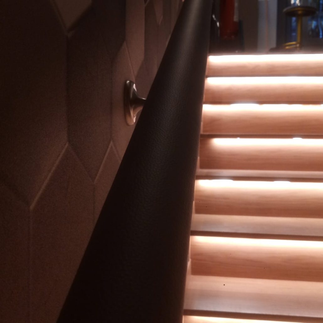 Dettaglio di scala con gradini in legno e illuminazione LED in un ristorante moderno