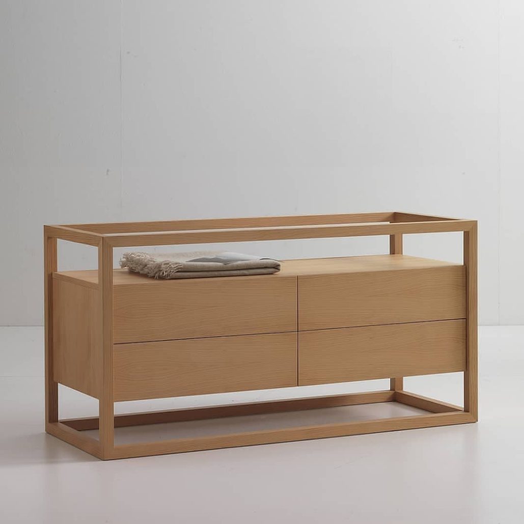 Cassettiera in legno dal design essenziale per interni moderni.