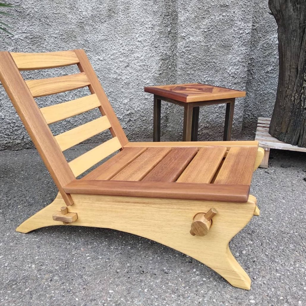 Sedia artigianale in legno progettata per ambienti esterni.